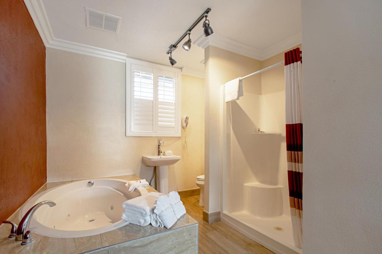 Red Roof Inn & Suites Monterey Esterno foto