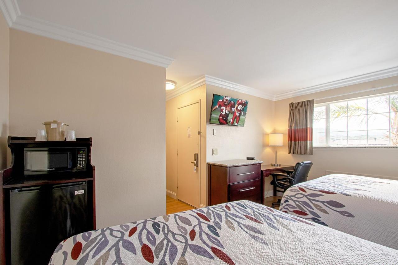 Red Roof Inn & Suites Monterey Esterno foto