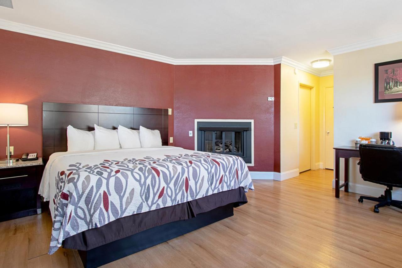Red Roof Inn & Suites Monterey Esterno foto