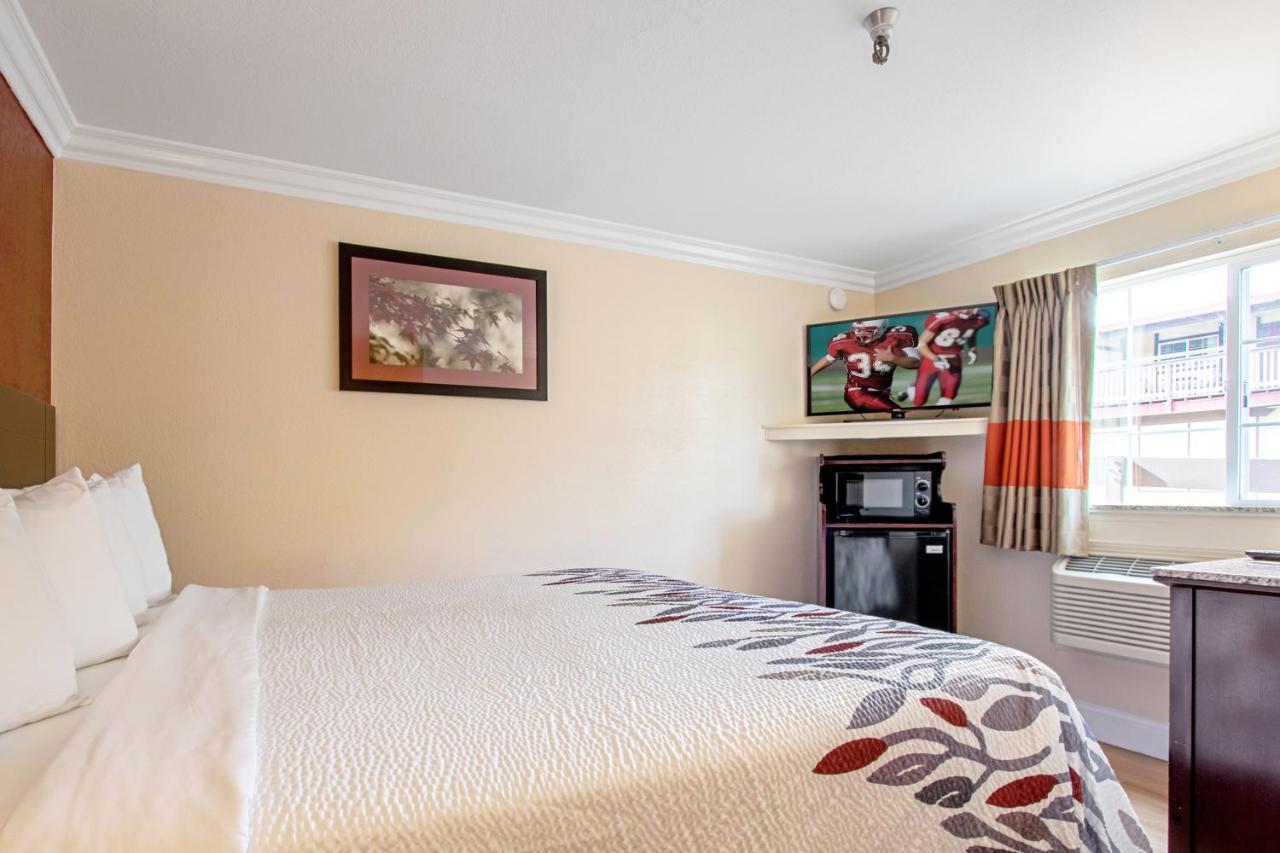 Red Roof Inn & Suites Monterey Esterno foto