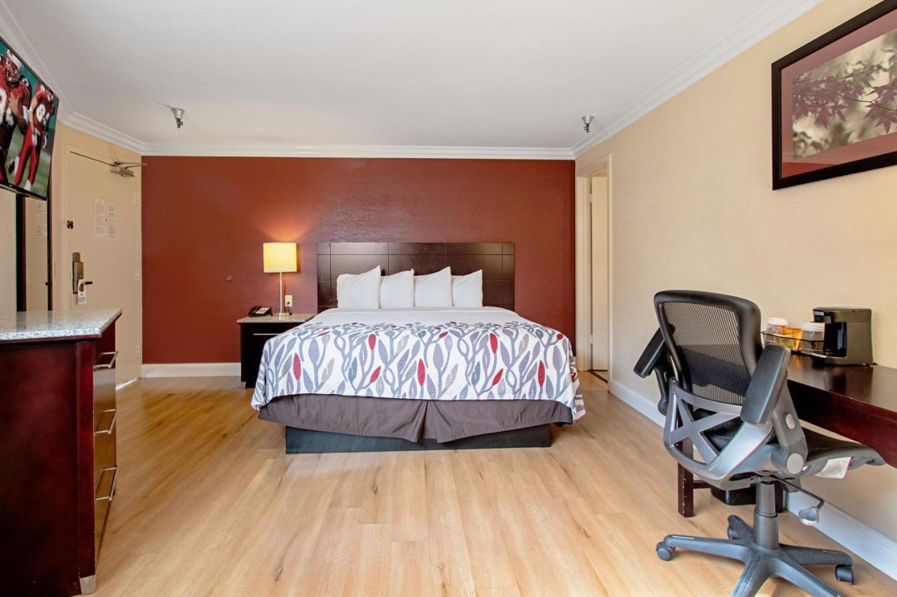 Red Roof Inn & Suites Monterey Esterno foto