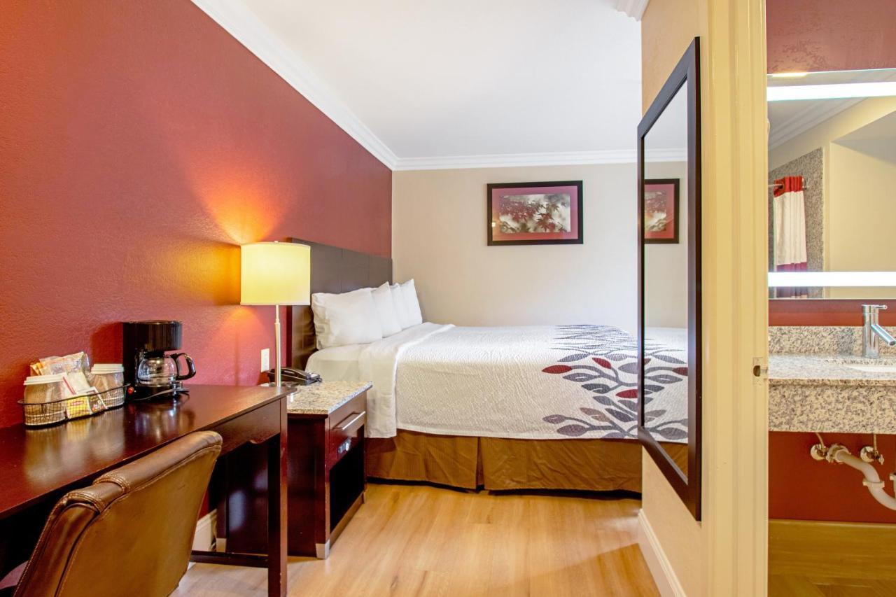 Red Roof Inn & Suites Monterey Esterno foto