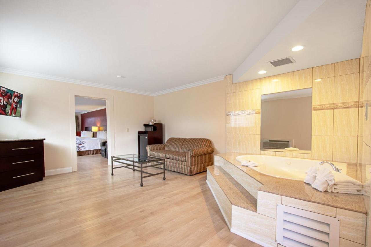 Red Roof Inn & Suites Monterey Esterno foto