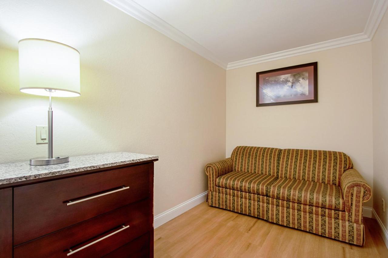 Red Roof Inn & Suites Monterey Esterno foto