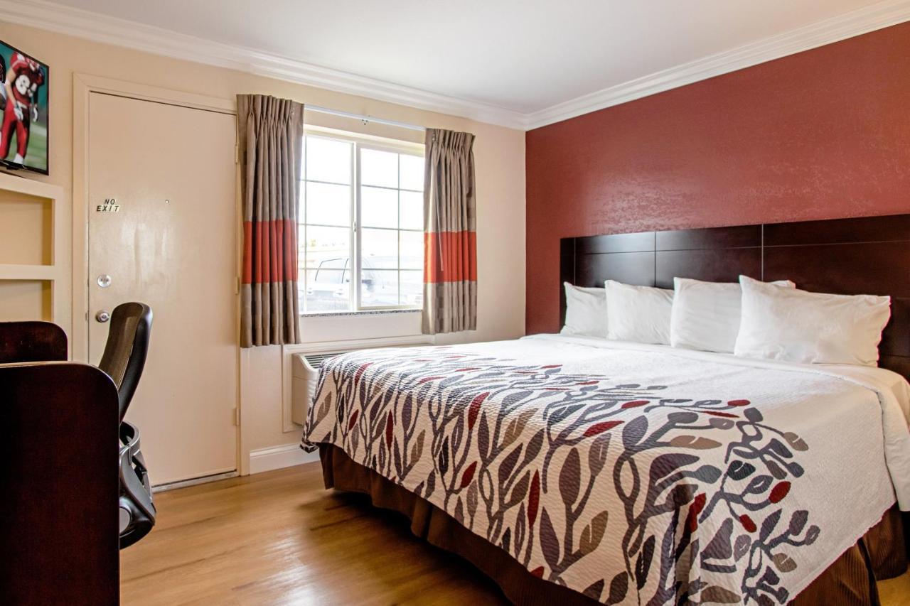 Red Roof Inn & Suites Monterey Esterno foto