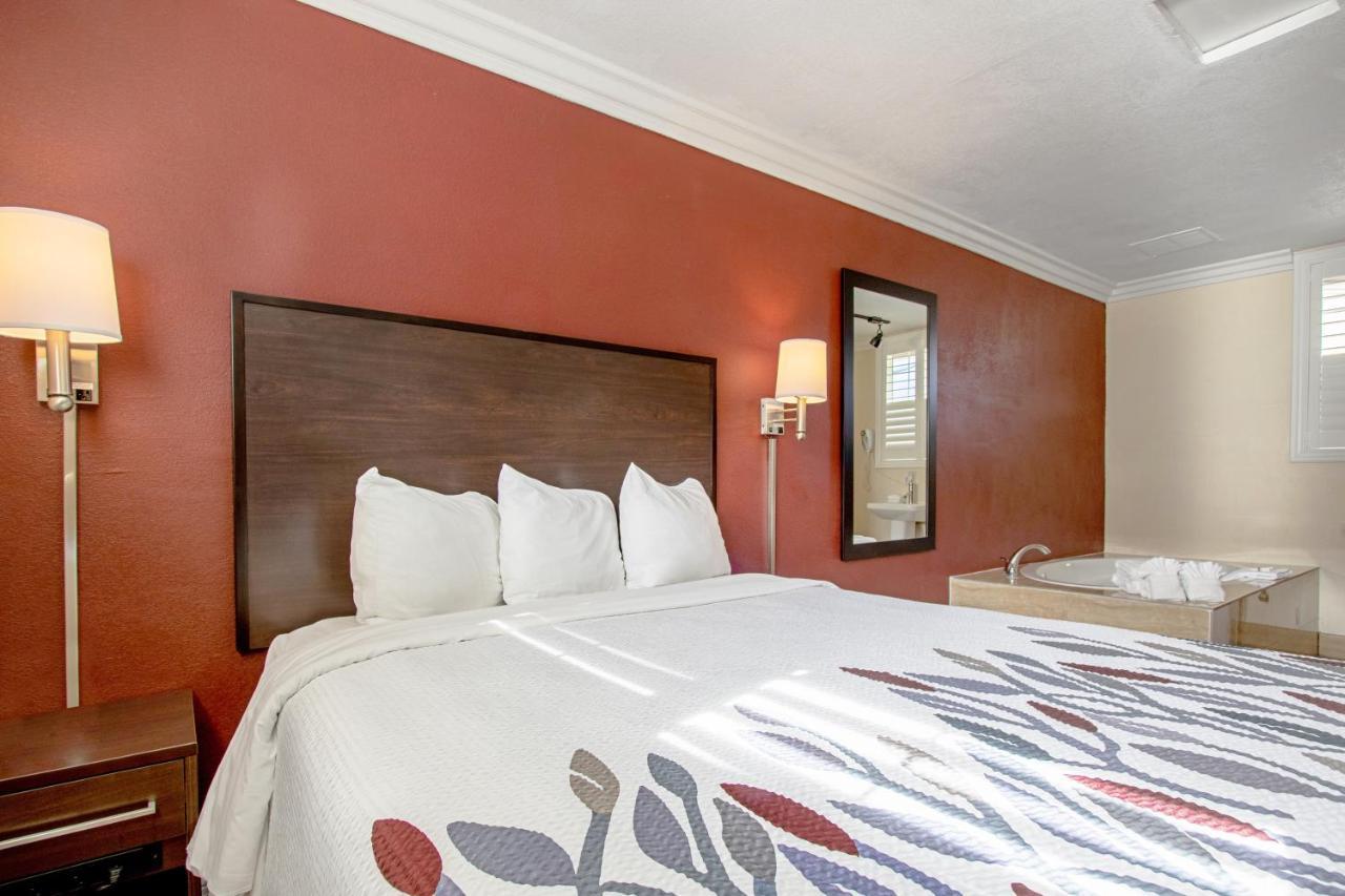 Red Roof Inn & Suites Monterey Esterno foto