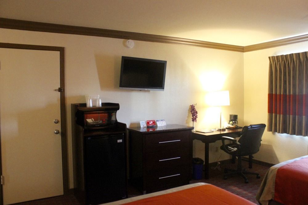 Red Roof Inn & Suites Monterey Esterno foto