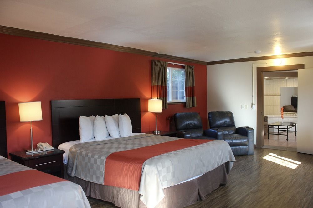 Red Roof Inn & Suites Monterey Esterno foto