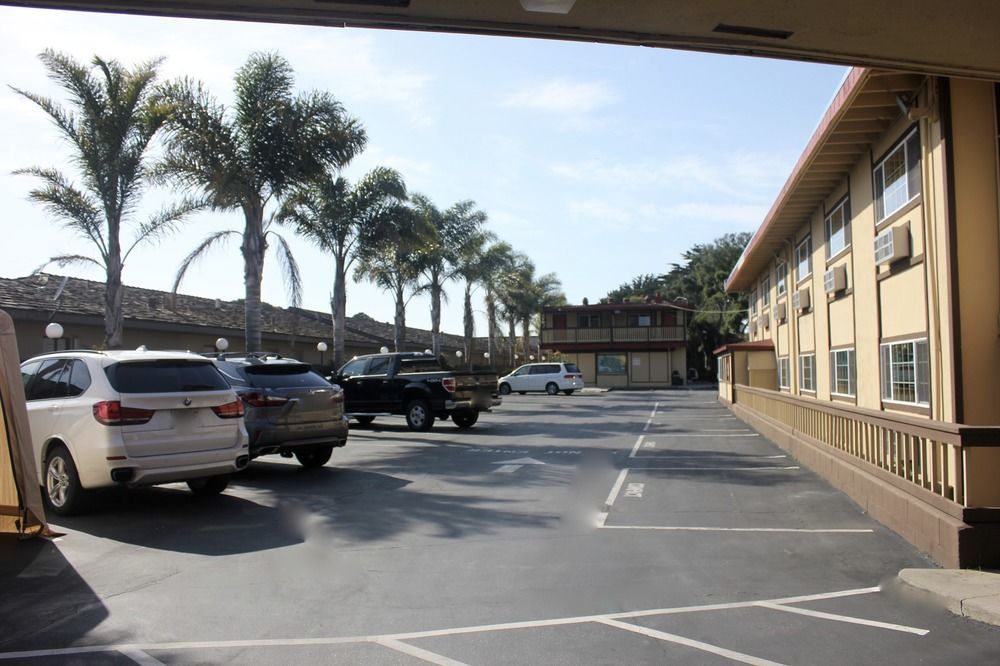 Red Roof Inn & Suites Monterey Esterno foto