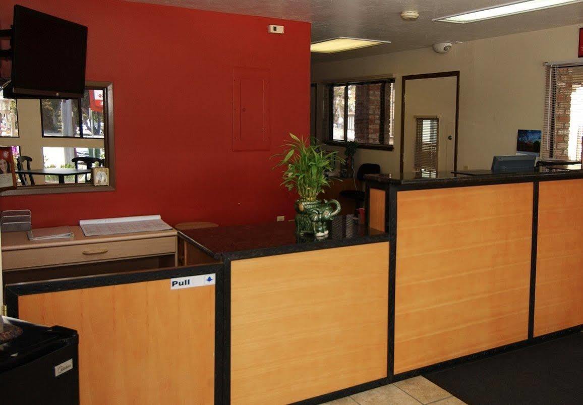 Red Roof Inn & Suites Monterey Esterno foto