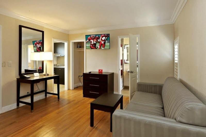 Red Roof Inn & Suites Monterey Esterno foto