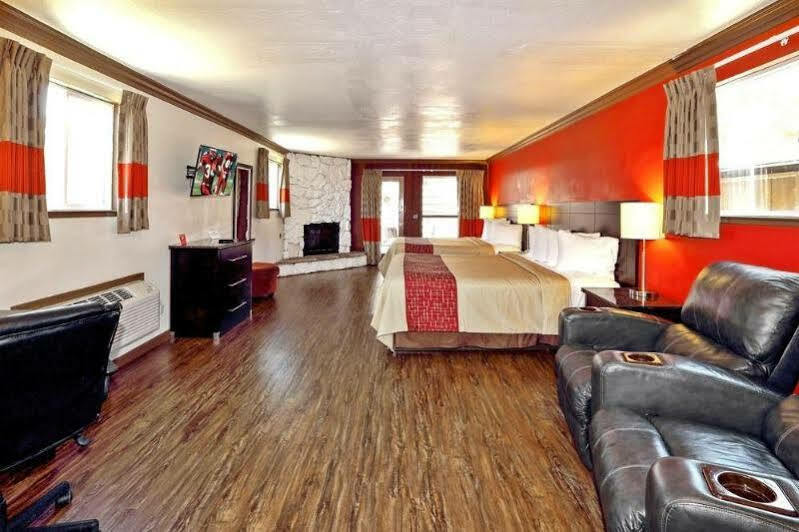 Red Roof Inn & Suites Monterey Esterno foto