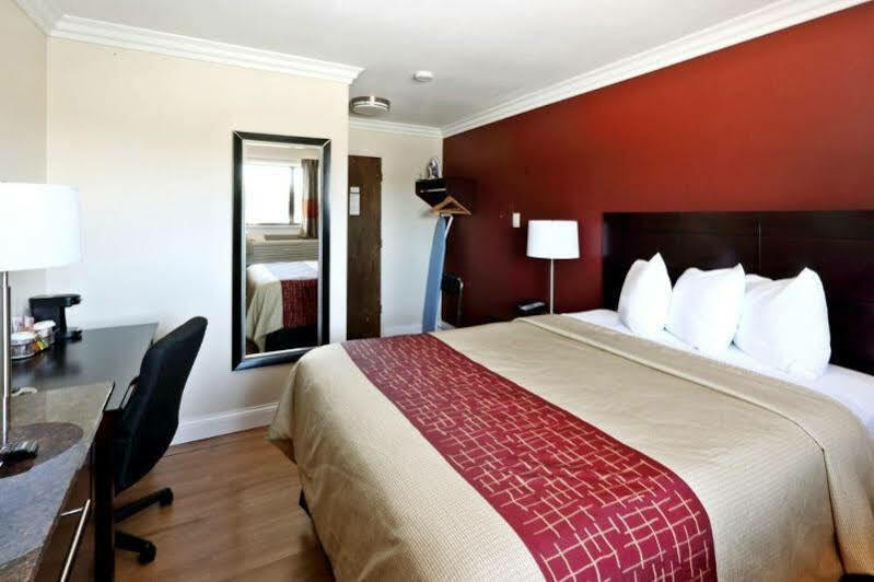 Red Roof Inn & Suites Monterey Esterno foto