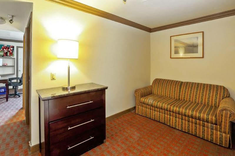 Red Roof Inn & Suites Monterey Esterno foto