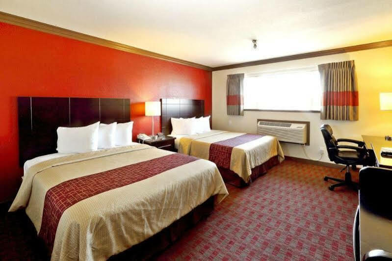 Red Roof Inn & Suites Monterey Esterno foto